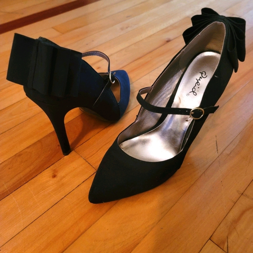 Black High Heels. Bow at the back. Size 7 1/2